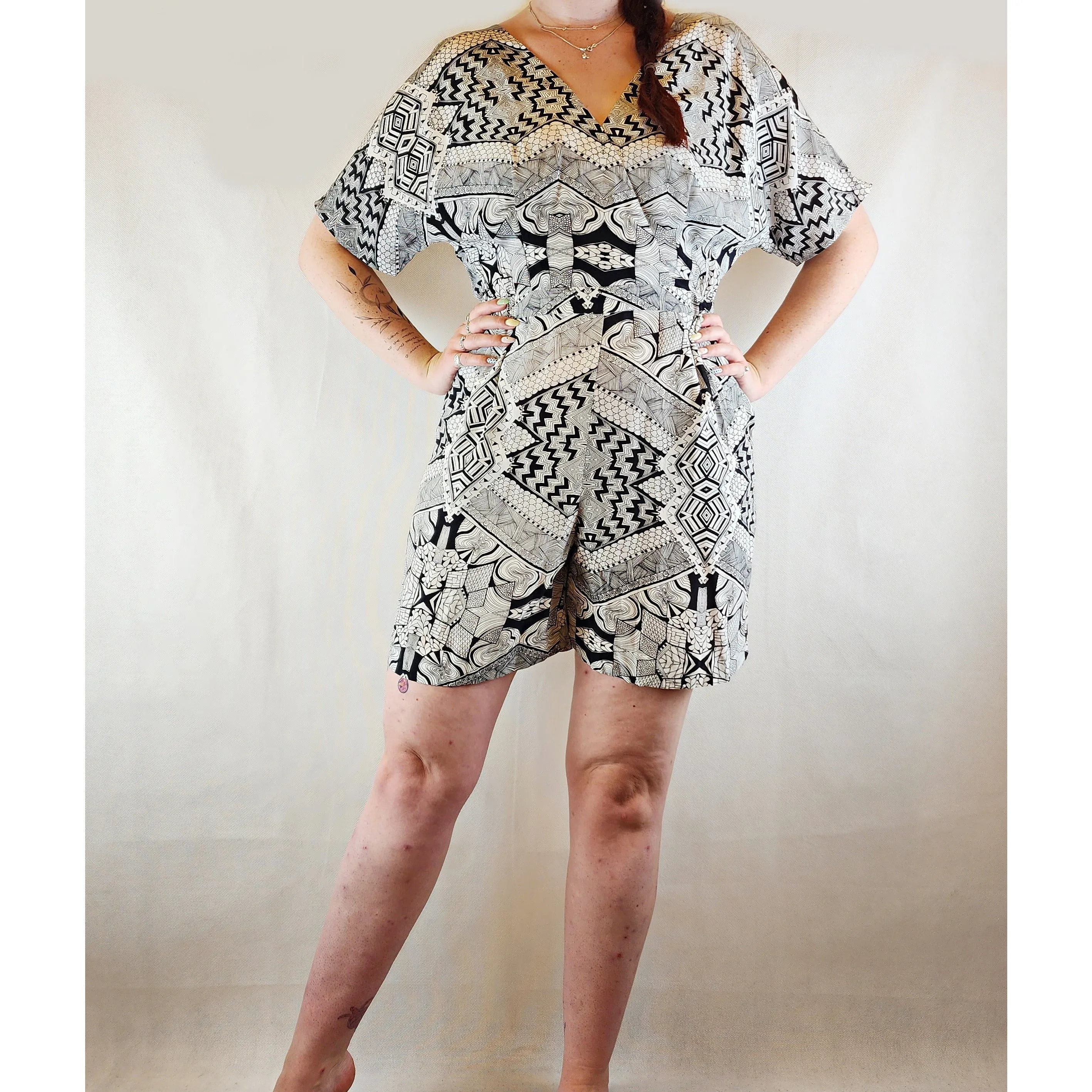 Black and white pre-owned print playsuit with pockets best fits size 12