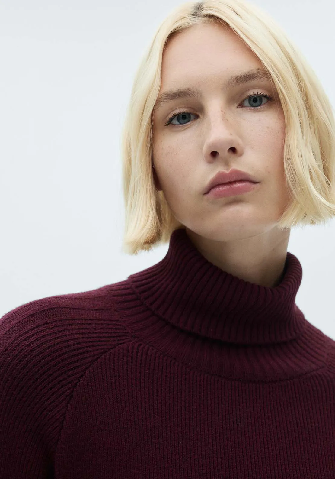 Short turtleneck knitted dress - Dark Red
